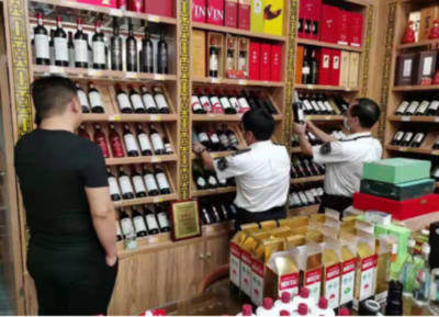 市市場監(jiān)管局龍華局開展“九號查酒”專項(xiàng)執(zhí)法行動，規(guī)范酒類經(jīng)營秩序